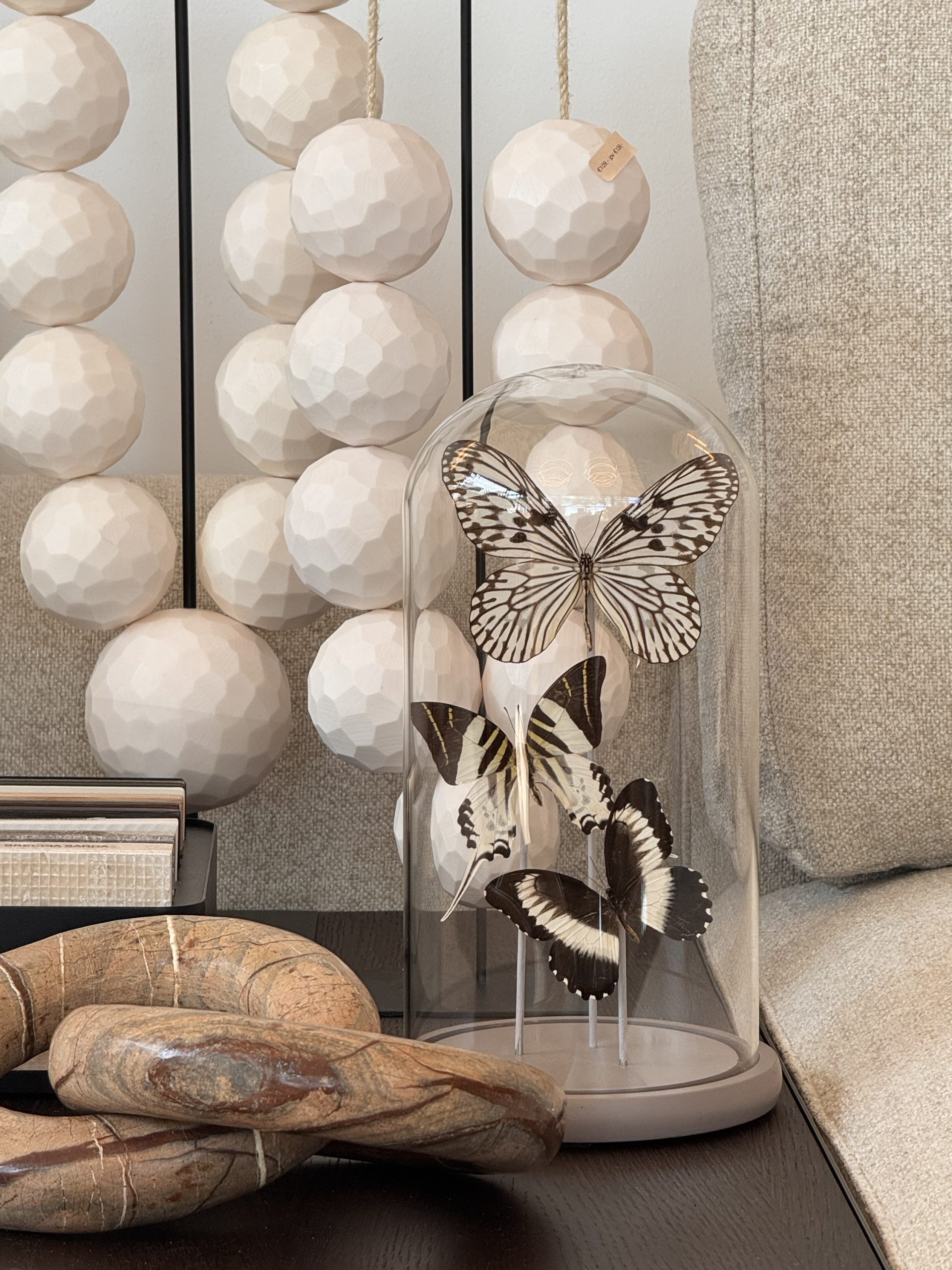 Luxe stolp taupe met 3 echte vlinders in lichte kleuren